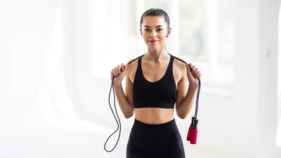 Веселая кардио-тренировка, которая хорошо сжигает калории – занимайся по видео