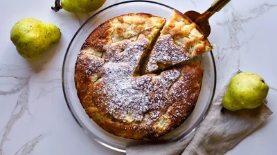 Медовий пиріг з грушею – осінній десерт, який з’їдають по два шматки