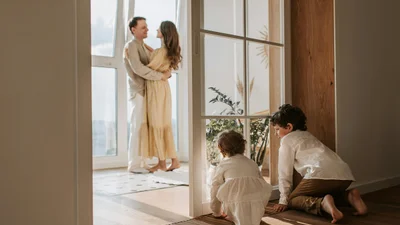 Пильнуй: які 5 занять батьків жодна дитина не повинна бачити