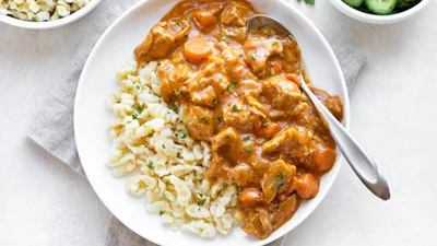 Паприкаш з куркою, овочами та яблуком – шикарна вечеря, яка нагодує сім’ю