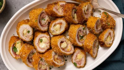 Мясоедам понравится: свиные рулеты с аппетитной начинкой и корочкой