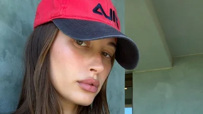 Хейли Бибер продемонстрировала модный цвет волос, с которым встречает осень 2024