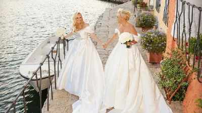 Частный пляж, роскошные панорамы и изысканный отель: подробности романтической свадьбы Ребел Уилсон