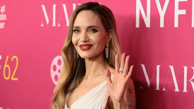 Навіть оком не повела: Анджеліна Джолі розписалася на плакаті з колишнім