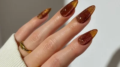 В оттенках осени: тематический маникюр на октябрь 2024