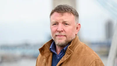 Гая Річі з дружиною поховають в могилі з огорожею з нефриту та кованими воротами: бажання режисера