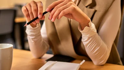 Уважение и благодарность: поздравления директору с Днем учителя в картинках и своими словами