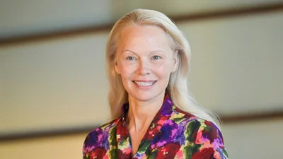 Неудачный лук: 57-летняя Памела Андерсон в цветастом халате удивила внешностью