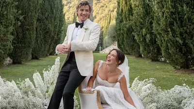 Звезда сериала "Очень странные дела" Милли Бобби Браун показала фото со своей тайной свадьбы