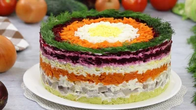 Без селедки и лука: небенальный вариант салата "Шуба" с курицей