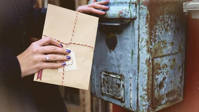 Хорошая подборка поздравлений с Днем почтальона 2024