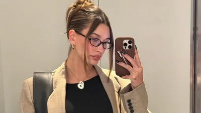 Офисный пучок Хейли Бибер – единственная прическа для работы, которая нам нужна этой осенью