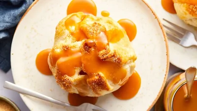 Прикрасять осіннє меню: як приготувати яблука в тісті з начинкою