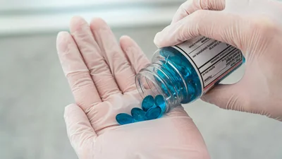 Свято професіоналів: щирі привітання з Днем аптекаря у прозі та листівки