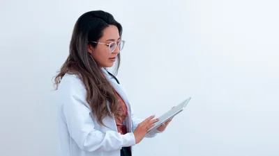 День анестезиолога: оригинальные поздравления и открытки для тех, кто снимает боль