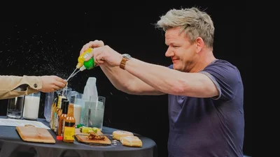 Гордон Рамзі приготував коктейль за рецептом Дуа Ліпи, і його реакція безцінна