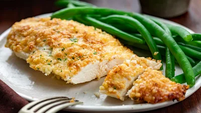 Не залишить байдужим: рецепт куряче філе під картопляно-сирним шаром