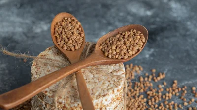 Новый взгляд на гречку: готовь любимую кашу с беконом, сливками и моцареллой