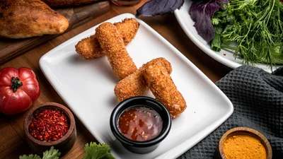 Не только отбивные: готовим хрустящие куриные палочки