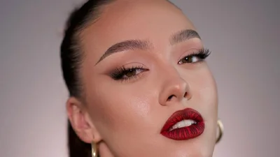 Посмішка Бітлджюса: простий і креативний макіяж на Геловін для ефектного образу