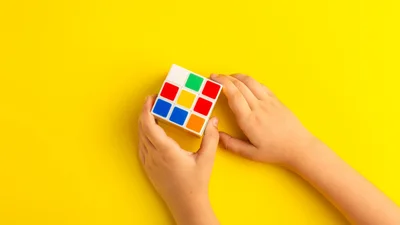 У Японії розробили найменший у світі кубик Рубіка: знадобиться пінцет