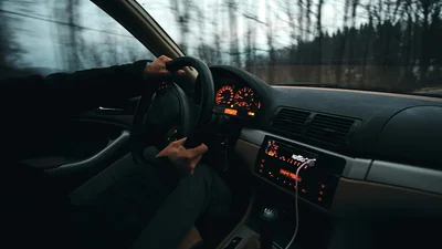 На крыльях скорости: стильные открытки с Днем автомобилиста и поздравления своими словами