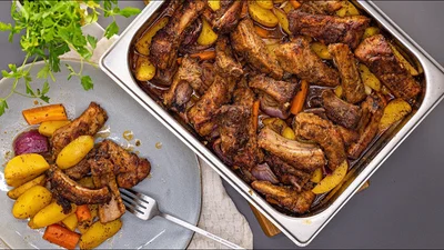 Пусть духовка поработает: запекаем свиные ребрышки с овощами