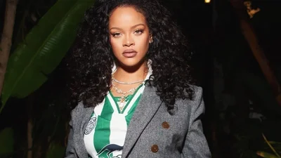 Елегантний костюм із джерсі: Ріанна показала, як стильно носити класику цієї осені