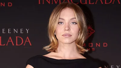 Без макияжа с новой прической: Сидни Суини не узнать в фильме о боксерке из 1990-х