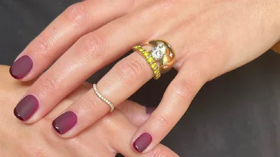 Маникюр в оттенках бордо: стильные варианты дизайна для разной длины ногтей