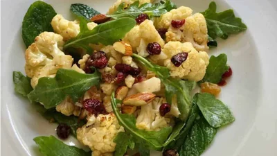 Ідея для затишної вечері: теплий салат із цвітною капустою й смаженими печерицями