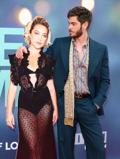 Такого мы еще не видели: на красную дорожку вместо актрисы 'вышла' ее фигурка из картона - фото 649841