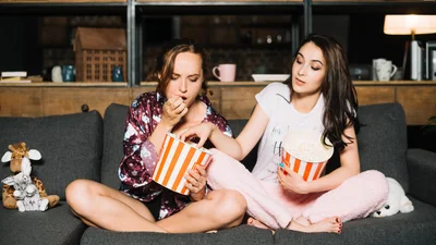 5 сериалов с закрученным сюжетом, которые можно посмотреть за день