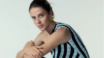 Ярослава Магучих предстала в совершенно новом образе для октябрьской обложки Vogue