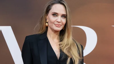 В монохромных образах: Анджелину Джоли снова заметили с рэпером Akala на премьере в Лондоне