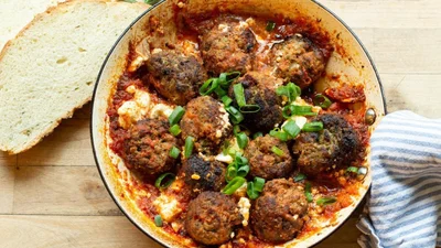 Середземноморська кухня: готуємо смачні мітболи по-грецьки в томатному соусі