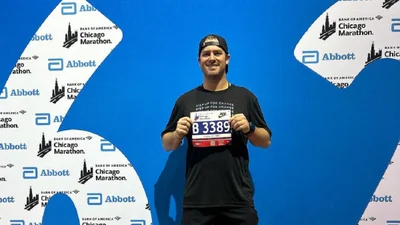 Участник Чикагского марафона пробежал дистанцию на огромных каблуках – вот для чего ему это