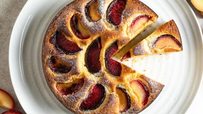 Осінній сливовий пиріг: найпростіший рецепт, який ти тільки пробувала