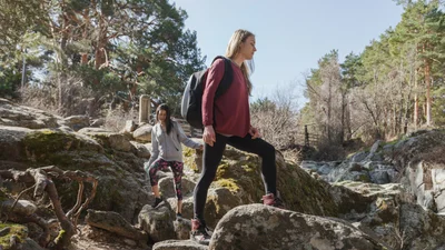 В Австралии женщина провисела вверх ногами 7 часов между огромными валунами: причина тебя поразит