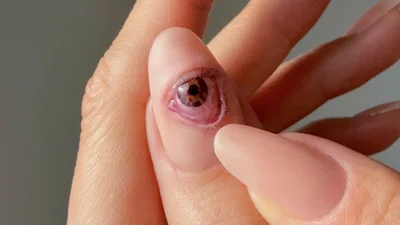 Геловін 2024: нейл-майстер голлівудських зірок показала, як зробити 3 варіанти жахаючого манікюру