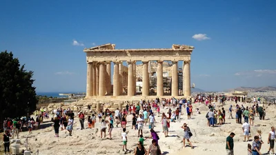 Волна протестов из-за чрезмерного туризма дошла до Греции: путешественники под прицелом