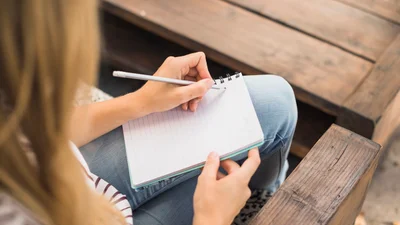 Радіодиктант 2024 виявився не легким, і ось які слова найскладніші у тексті Забужко