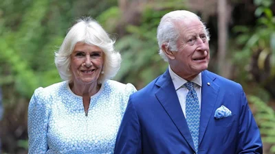 Букінгемський палац представив новий сонячний портрет короля Чарльза та королеви Камілли