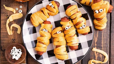 Съедобные червячки на Хэллоуин – простая закуска из сосисок