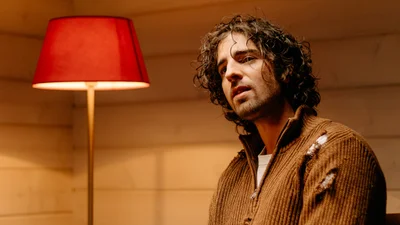 Кохання з досвідом: Володимир Дантес презентує нову пісню "Руда вода"