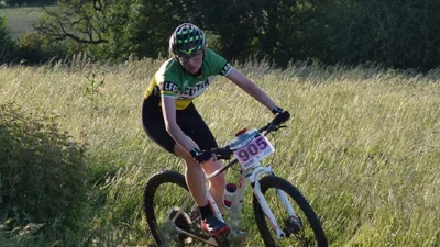 До Геловіна 2024: в Англії дівчина проїхала на велосипеді маршрут у вигляді скелета