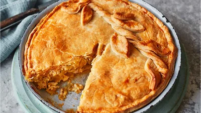 Пирог с плавленым сыром – бюджетный перекус для всей семьи