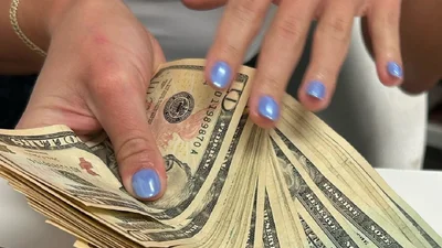 Маникюр для финансового успеха в ноябре 2024: 3 дизайна, привлекающие богатство