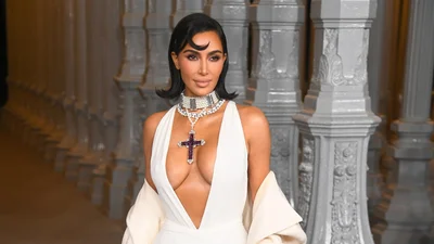 Ким Кардашьян в самом сексуальном образе посетила гала-концерт LACMA