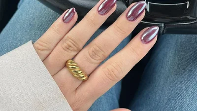 Бордові хромовані нігті - найгарячіший тренд в манікюрі, який робить кожна модниця